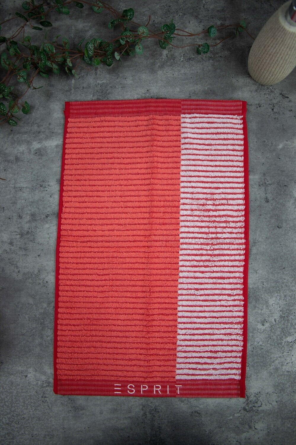 Ein Duschtuch von ESPRIT aus 100 Prozent Baumwolle in der Groesse 70x140cm. Farbe Rot. Modell Bloki Cayenne.