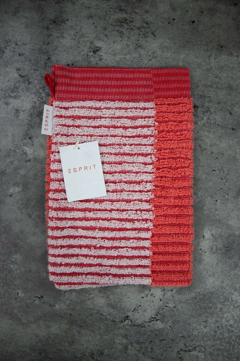 Ein Waschhandschuh von ESPRIT aus 100 Prozent Baumwolle in der Groesse 16x21cm. Farbe Rot. Modell Bloki Cayenne.