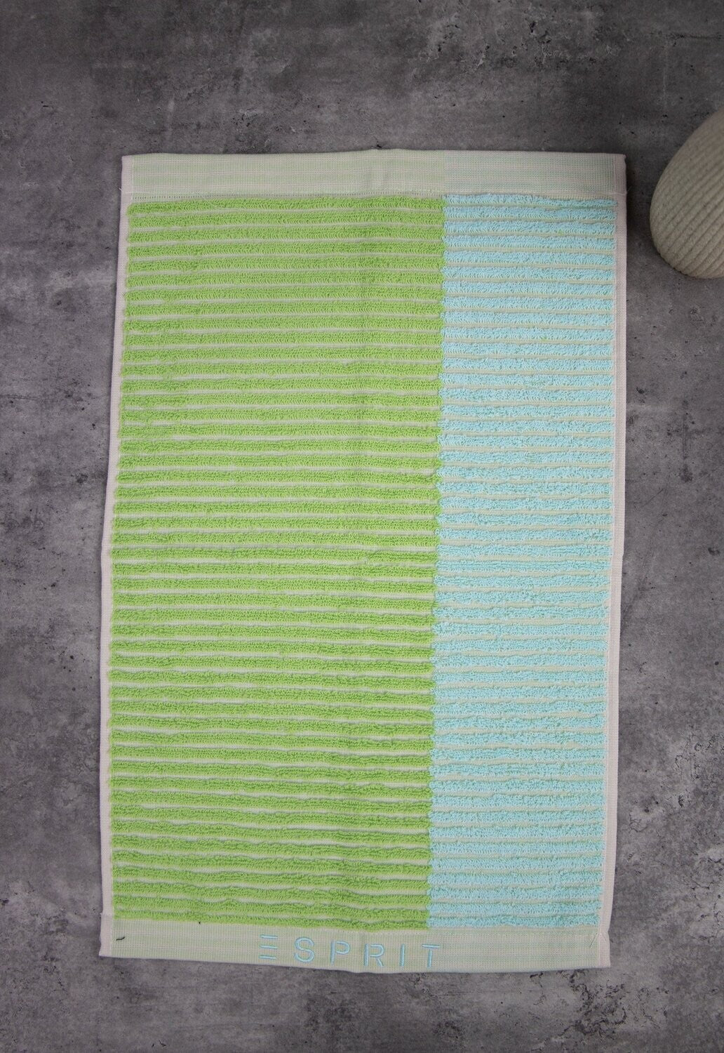 Ein Duschtuch von ESPRIT aus 100 Prozent Baumwolle in der Groesse 70x140cm. Farbe Gruen. Modell Bloki Lime.