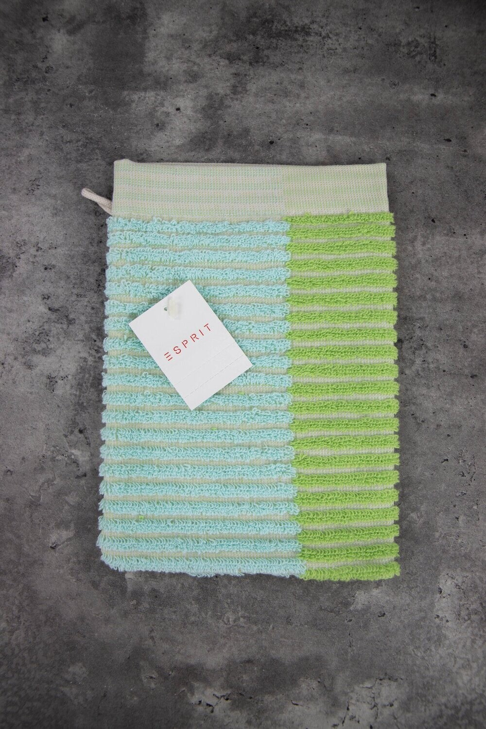 Ein Waschhandschuh von ESPRIT aus 100 Prozent Baumwolle in der Groesse 16x21cm. Farbe Gruen. Modell Bloki Lime.