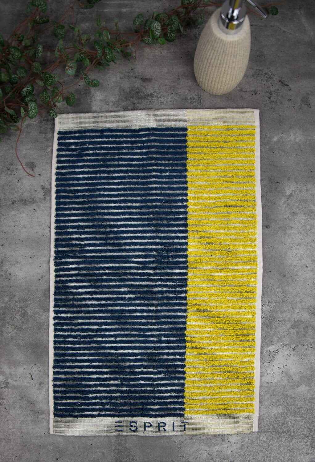 Ein Duschtuch von ESPRIT aus 100 Prozent Baumwolle in der Groesse 70x140cm. Farbe Gelb. Modell Bloki Mustard.