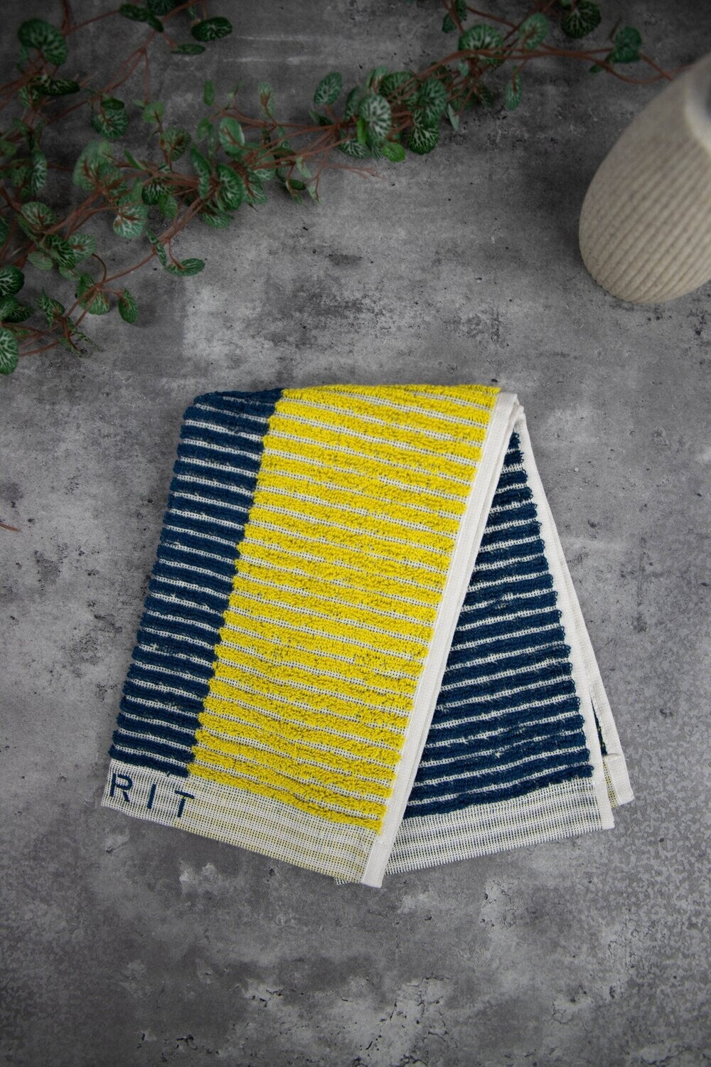 Ein Gaestetuch von ESPRIT aus 100 Prozent Baumwolle in der Groesse 30x50cm. Farbe Gelb. Modell Bloki Mustard.