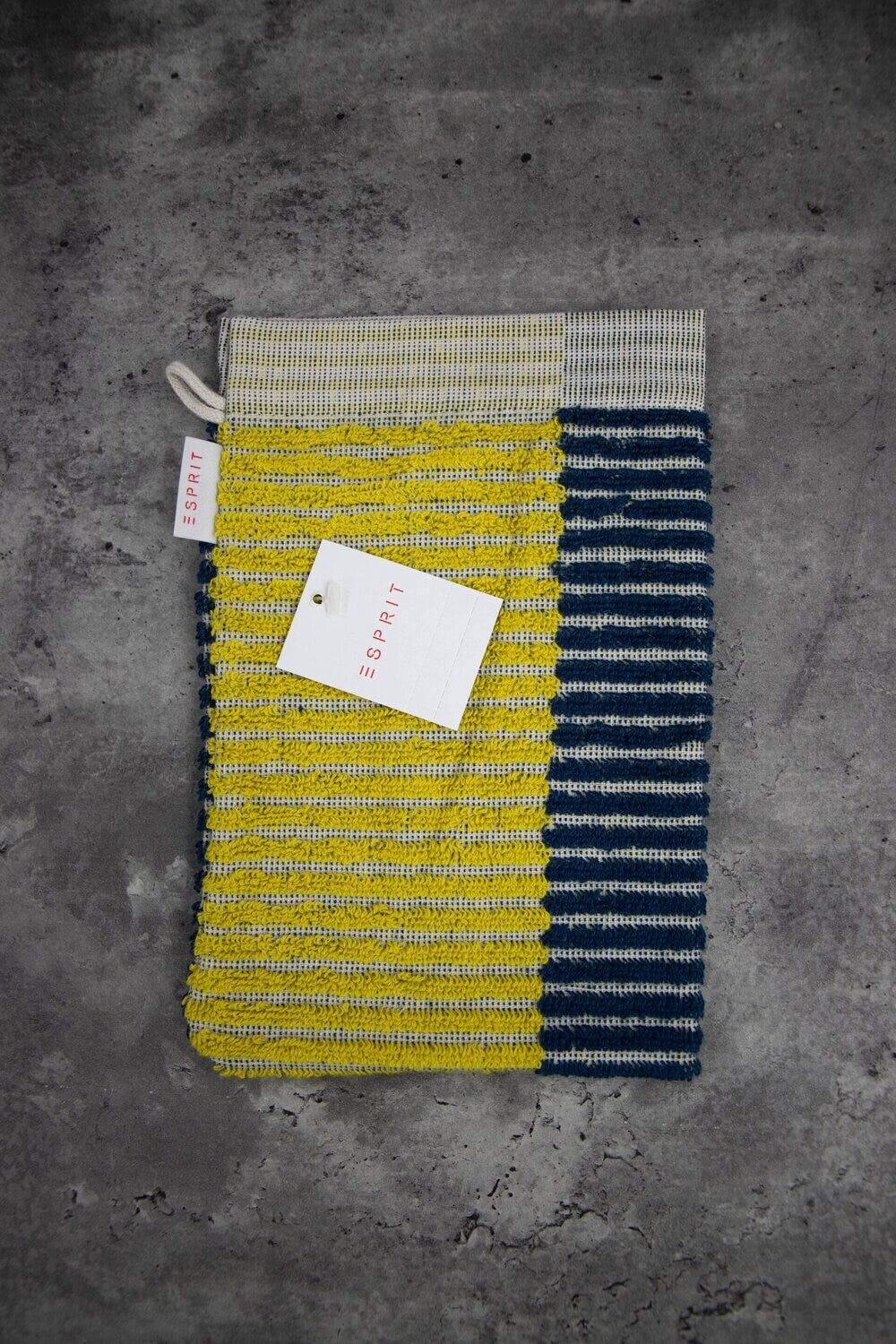 Ein Waschhandschuh von ESPRIT aus 100 Prozent Baumwolle in der Groesse 16x21cm. Farbe Gelb. Modell Bloki Mustard.