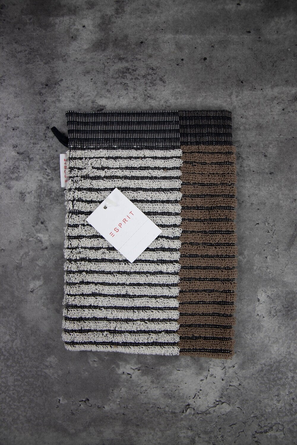 Ein Waschhandschuh von ESPRIT aus 100 Prozent Baumwolle in der Groesse 16x21cm. Farbe Braun. Modell Bloki Oatmeal.