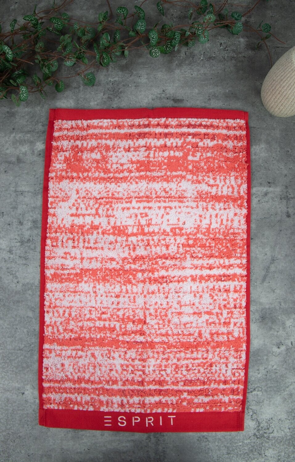 Ein Duschtuch von ESPRIT aus 100 Prozent Baumwolle in der Groesse 70x140cm. Farbe Rot. Modell Mivu Cayenne.