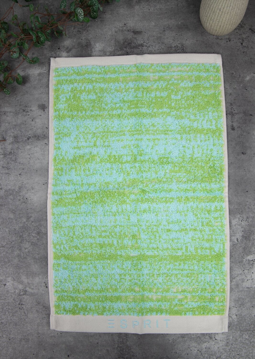 Ein Duschtuch von ESPRIT aus 100 Prozent Baumwolle in der Groesse 70x140cm. Farbe Gruen. Modell Mivu Lime.