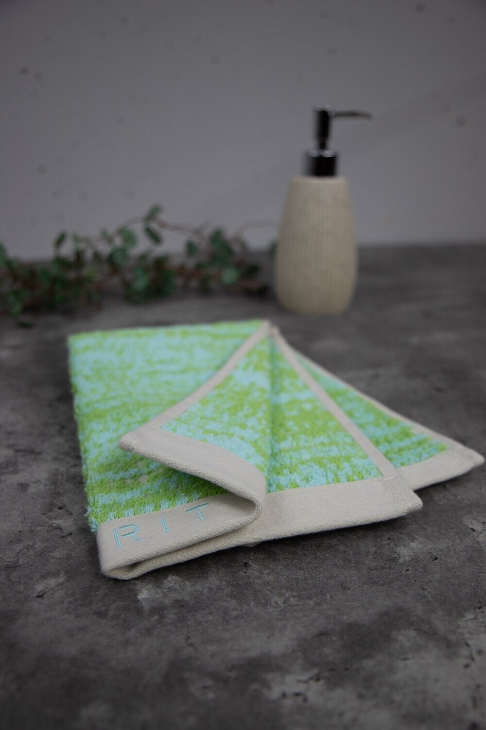Ein Gaestetuch von ESPRIT aus 100 Prozent Baumwolle in der Groesse 30x50cm. Farbe Gruen. Modell Mivu Lime.