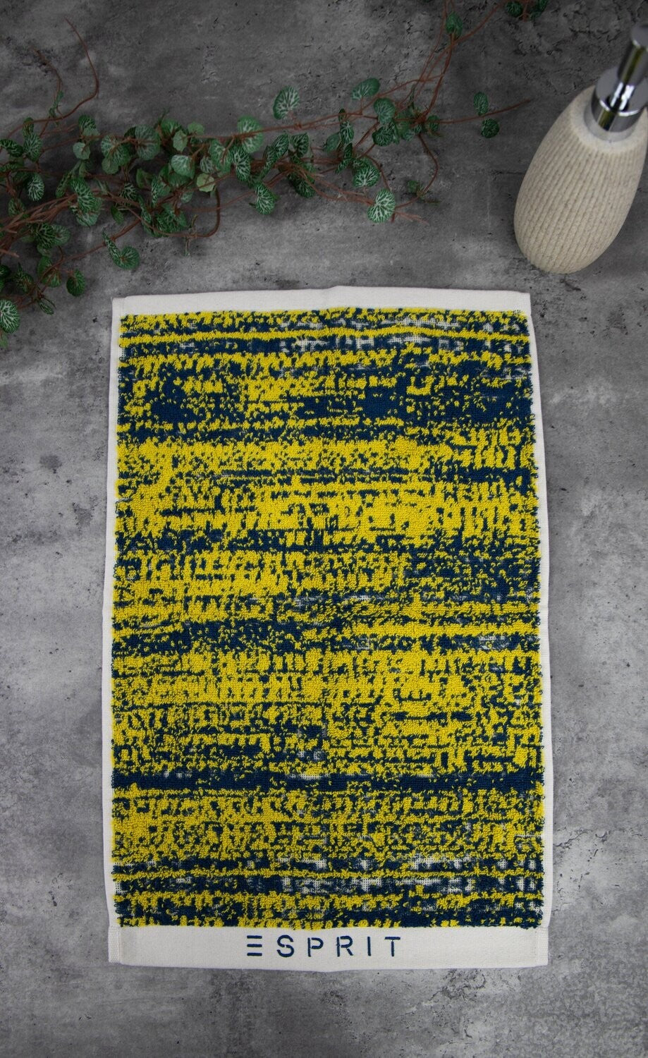 Ein Duschtuch von ESPRIT aus 100 Prozent Baumwolle in der Groesse 70x140cm. Farbe Gelb. Modell Mivu Mustard.