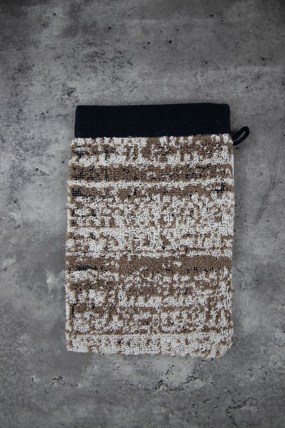 Ein Waschhandschuh von ESPRIT aus 100 Prozent Baumwolle in der Groesse 16x21cm. Farbe Braun. Modell Mivu Oatmeal.