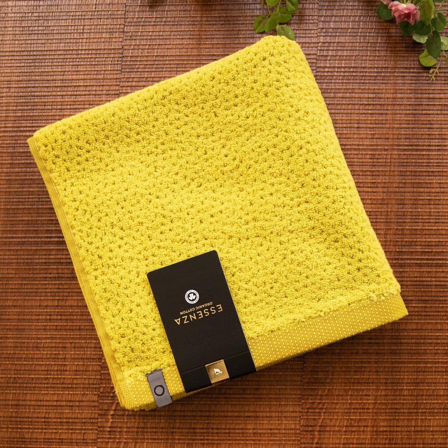 Ein Handtuch von ESPRIT aus 100 Prozent Bio-Baumwolle in der Groesse 50x100cm. Farbe Gelb. Modell Breeze Yellow.