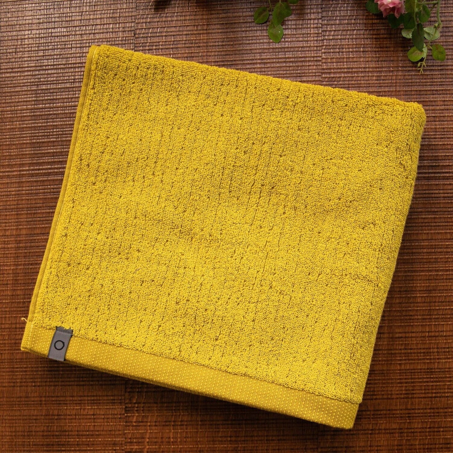 Ein Handtuch von ESPRIT aus 100 Prozent Bio-Baumwolle in der Groesse 60x110cm. Farbe X__X. Modell Breeze Yellow.