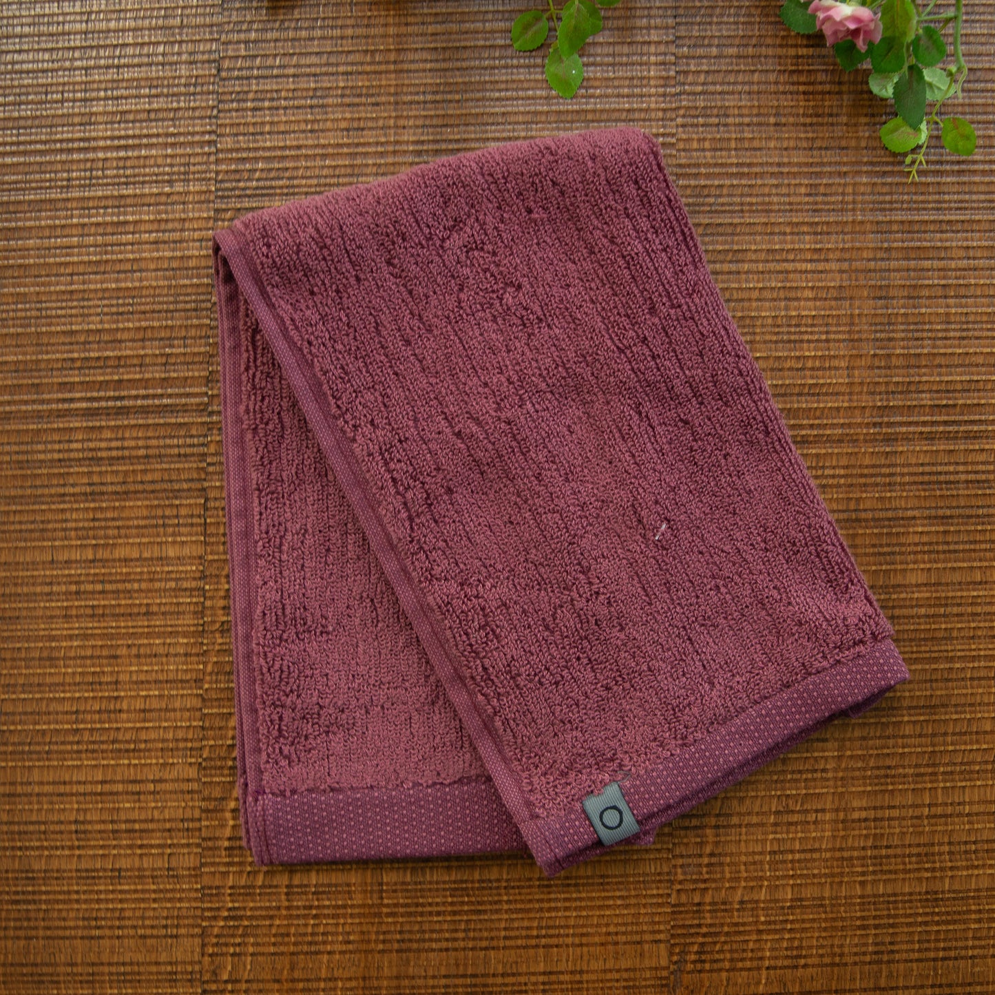 Ein Gaestetuch von ESPRIT aus 100 Prozent Bio-Baumwolle in der Groesse 30x50cm. Farbe Rosegold. Modell Lines Plum.