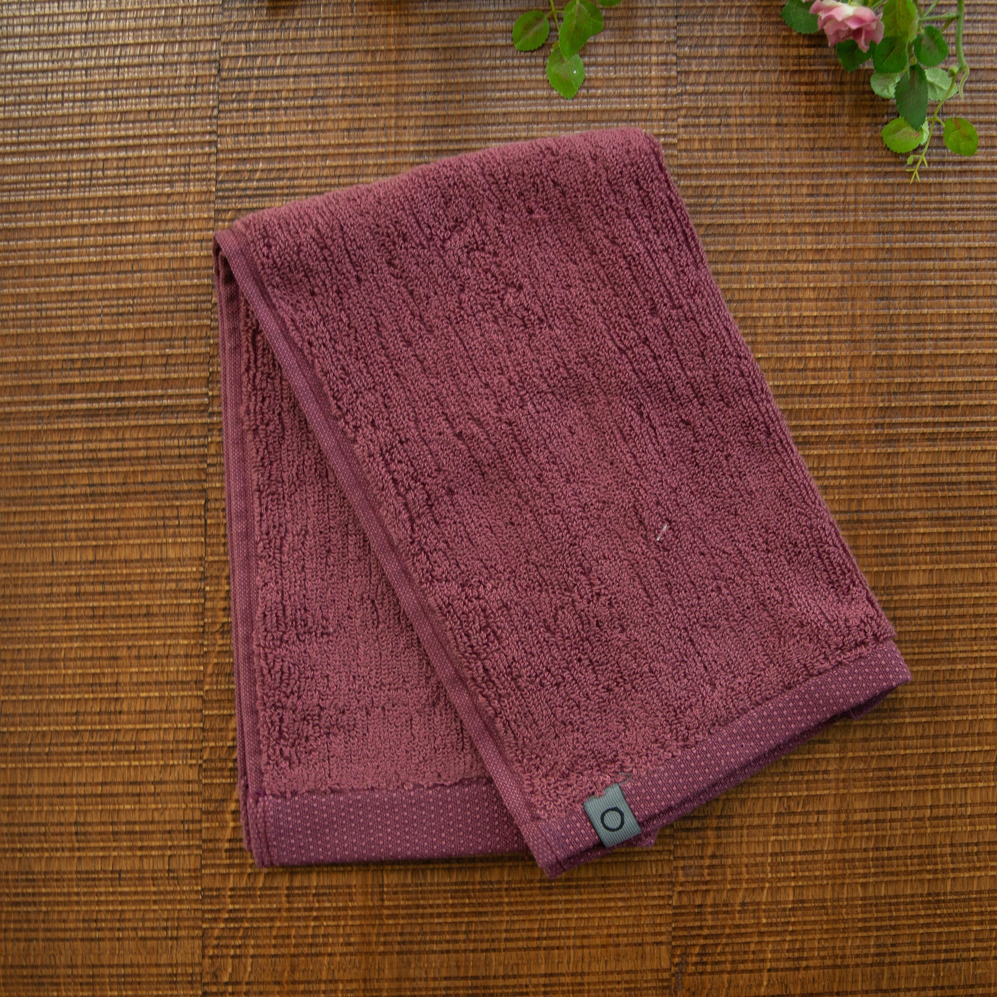 Ein Gaestetuch von ESPRIT aus 100 Prozent Bio-Baumwolle in der Groesse 30x50cm. Farbe Rosegold. Modell Lines Plum.