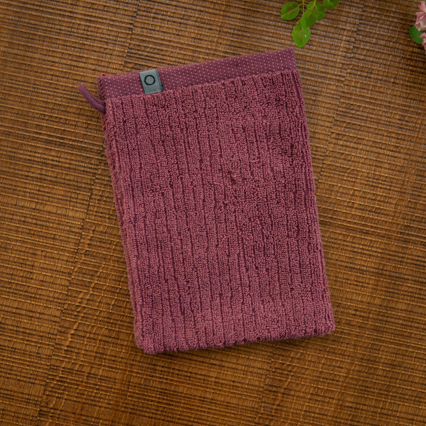 Ein Waschhandschuh von ESPRIT aus 100 Prozent Bio-Baumwolle in der Groesse 16x21cm. Farbe Rosegold. Modell Lines Plum.