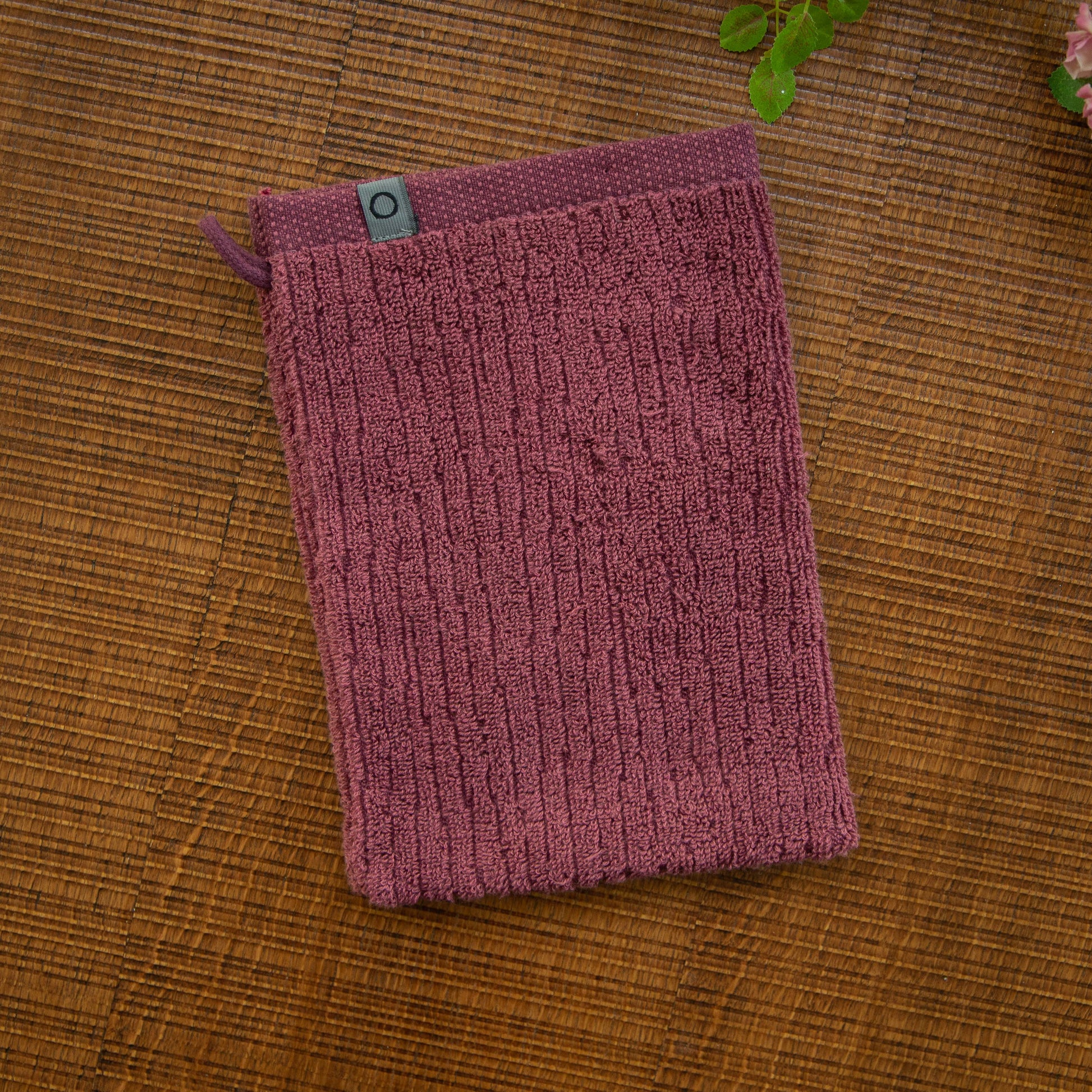 Ein Waschhandschuh von ESPRIT aus 100 Prozent Bio-Baumwolle in der Groesse 16x21cm. Farbe Rosegold. Modell Lines Plum.