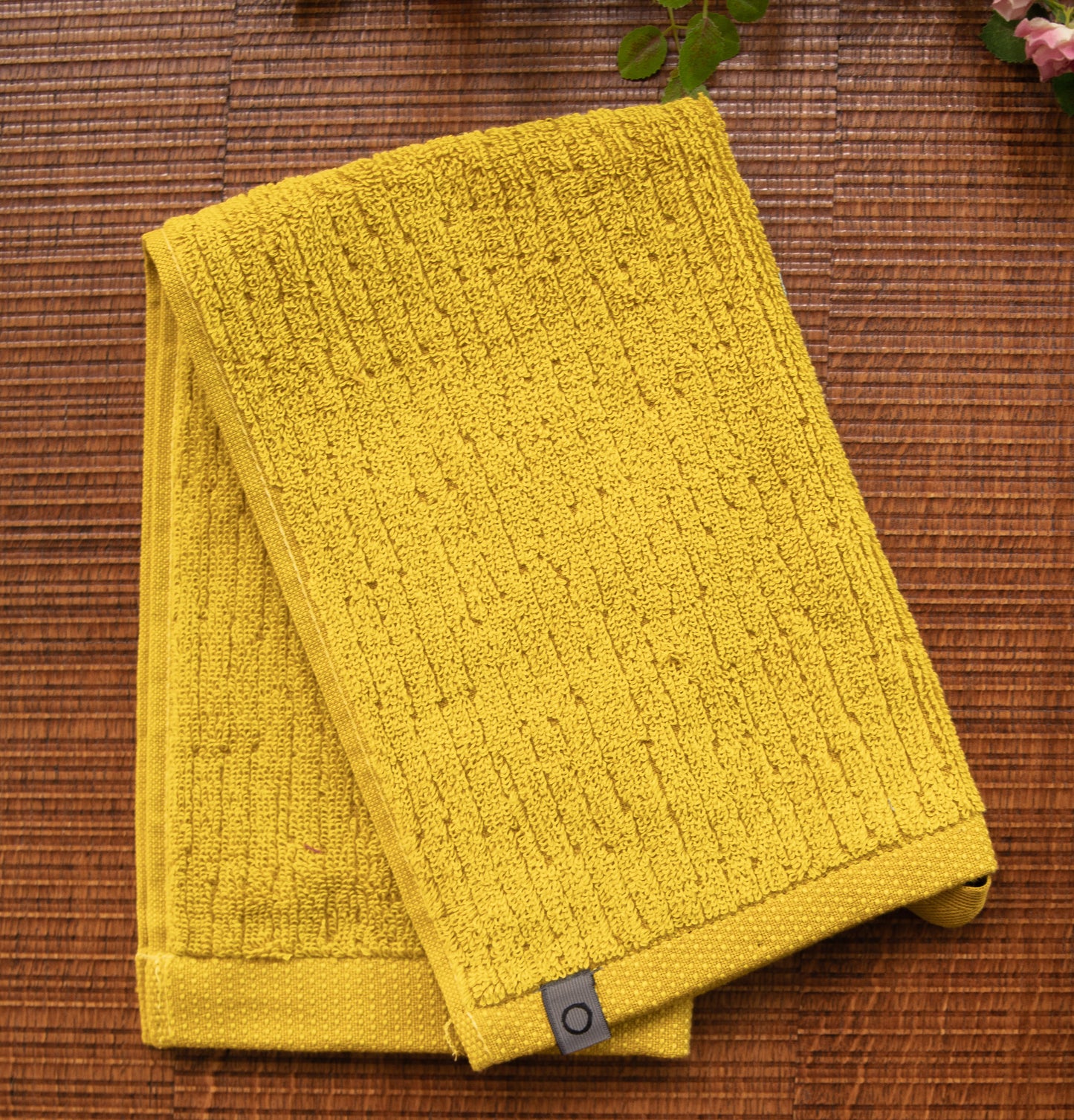 Ein Gaestetuch von ESPRIT aus 100 Prozent Bio-Baumwolle in der Groesse 30x50cm. Farbe Gelb. Modell Lines Yellow.