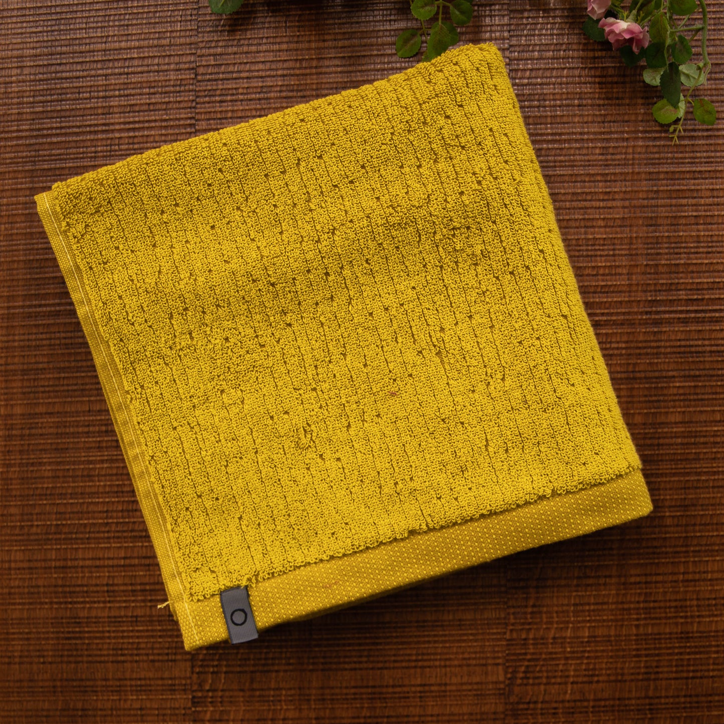 Ein Handtuch von ESPRIT aus 100 Prozent Bio-Baumwolle in der Groesse 50x100cm. Farbe Gelb. Modell Lines Yellow.