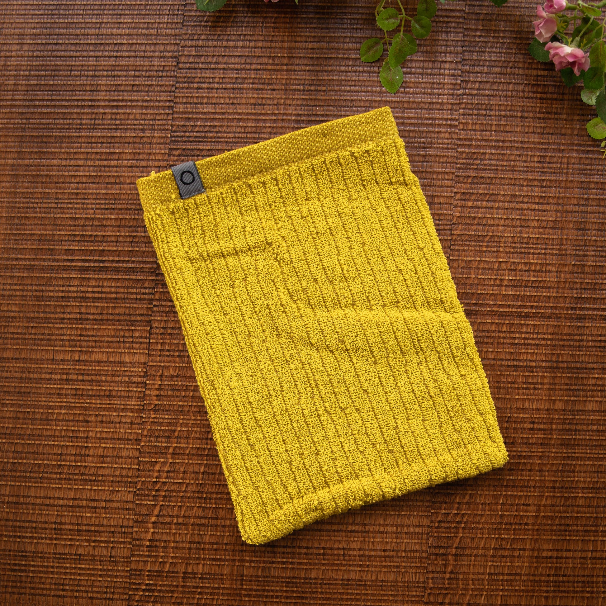 Ein Waschhandschuh von ESPRIT aus 100 Prozent Bio-Baumwolle in der Groesse 16x21cm. Farbe Gelb. Modell Lines Yellow.