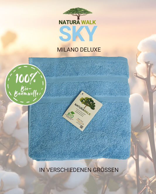 Ein Handtuch von NATURAWALK aus 100 Prozent Bio-Baumwolle in der Farbe Blau. Modell Milano Deluxe Sky. 