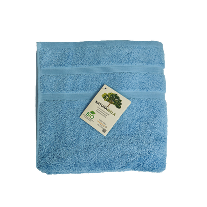 Ein Handtuch von NATURAWALK aus 100 Prozent Bio-Baumwolle in der Groesse 50x100cm. Farbe Blau. Modell Milano Deluxe Sky.