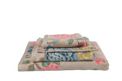 Ein Stapel aus mehreren Handtuechern in verschiedenen Groessen von PIP STUDIO die aufeinander liegen mit Muster aus Blumen in der Farbe Taupe. Modell Good Evening Khaki.
