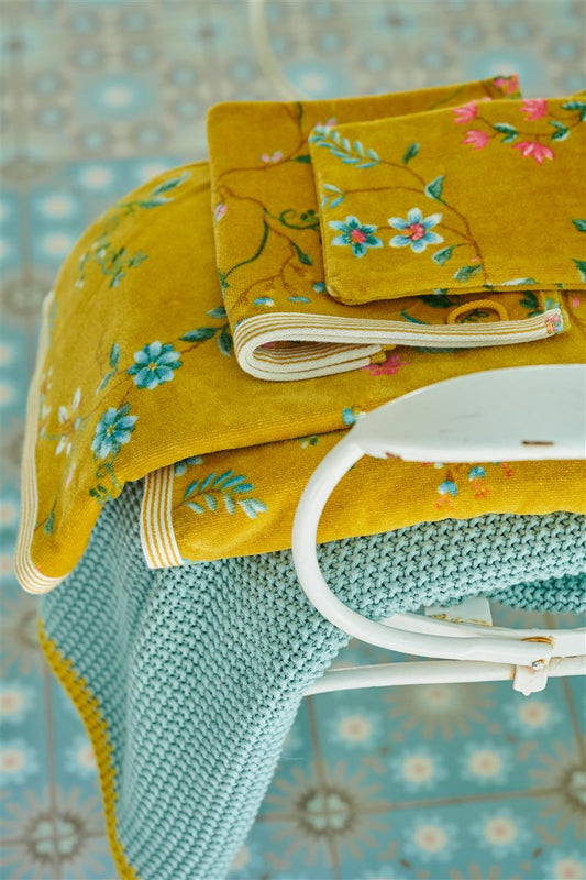 Ein Stapel aus mehreren Handtuechern von PIP STUDIO die aufeinander liegen mit Muster aus Blumen in der Farbe Gelb. Modell Les Fleurs Yellow.