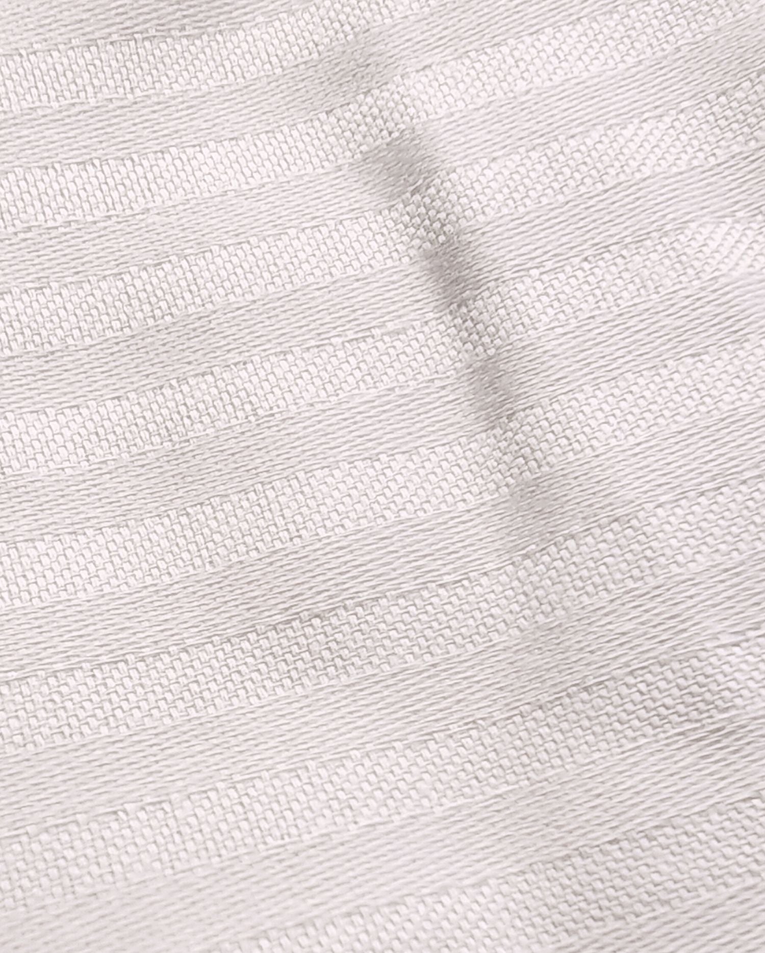 Detailaufnahme einer weißen Bettwaesche mit Streifenmuster. Die Struktur wird hervorgehoben