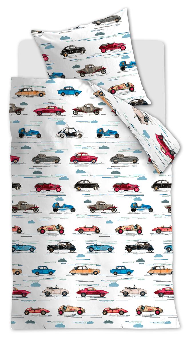 Ein Kopfkissen und eine Bettdecke bezogen mit kuscheliger beddinghouse Bettwaesche aus 100 Prozent Baumwolle mit Illustrationen von Autos in der Farbe Weiss. Modell Cars