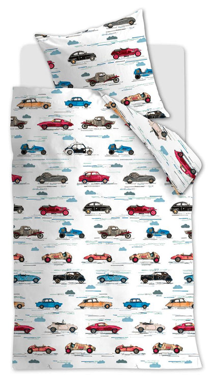 Ein Kopfkissen und eine Bettdecke bezogen mit kuscheliger beddinghouse Bettwaesche aus 100 Prozent Baumwolle mit Illustrationen von Autos in der Farbe Weiss. Modell Cars