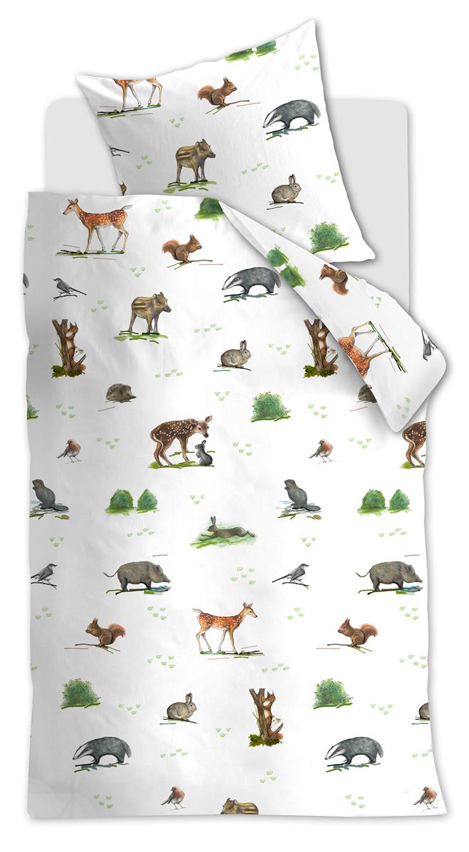 Ein Bett mit einem Kopfkissen und einer Bettdecke bezogen mit kuscheliger beddinghouse Bettwaesche aus 100 Prozent Baumwolle mit Illustrationen von Tieren in der Farbe Weiss. Modell Forest Animals. 