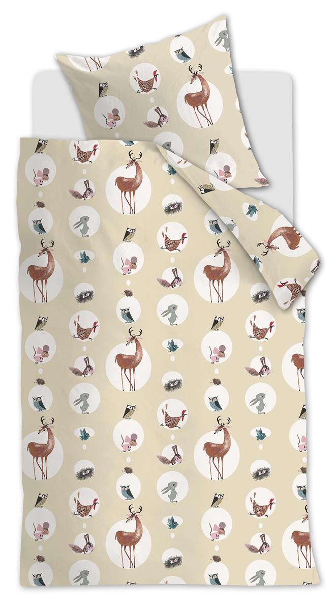 Ein Kopfkissen und eine Bettdecke bezogen mit kuscheliger beddinghouse Bettwaesche aus 100 Prozent Baumwolle mit Illustrationen von Walstieren in der Farbe Beige. Modell Forest Friends.