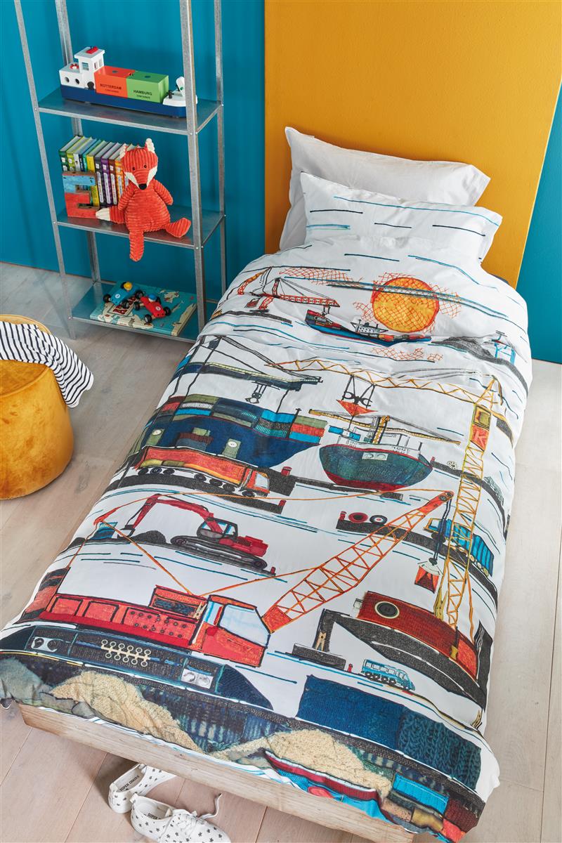 In einem Kinderschlafzimmer steht ein Kinderbett mit einem Kopfkissen und einer Bettdecke bezogen mit kuscheliger beddinghouse Bettwaesche aus 100 Prozent Baumwolle mit Illustrationen von Tieren in der Farbe Blau. Modell Hafen.