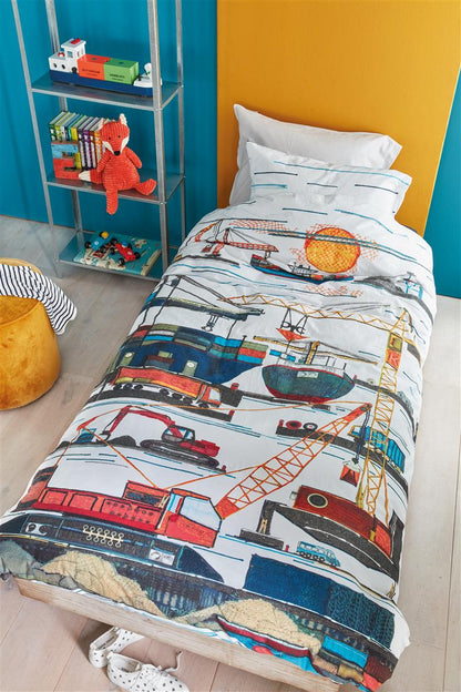 In einem Kinderschlafzimmer steht ein Kinderbett mit einem Kopfkissen und einer Bettdecke bezogen mit kuscheliger beddinghouse Bettwaesche aus 100 Prozent Baumwolle mit Illustrationen von Tieren in der Farbe Blau. Modell Hafen.
