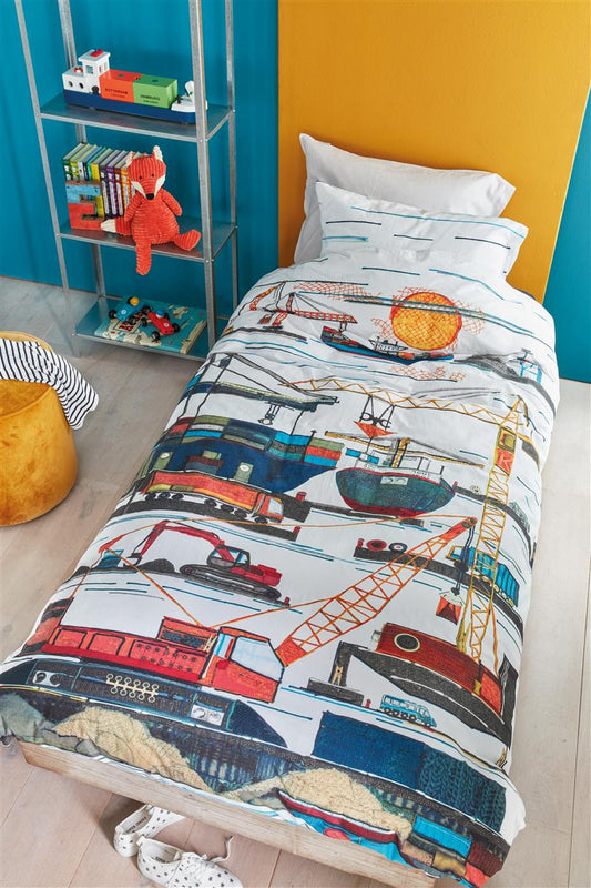 In einem Kinderschlafzimmer steht ein Kinderbett mit einem Kopfkissen und einer Bettdecke bezogen mit kuscheliger beddinghouse Bettwaesche aus 100 Prozent Baumwolle mit Illustrationen von Tieren in der Farbe Blau. Modell Hafen.