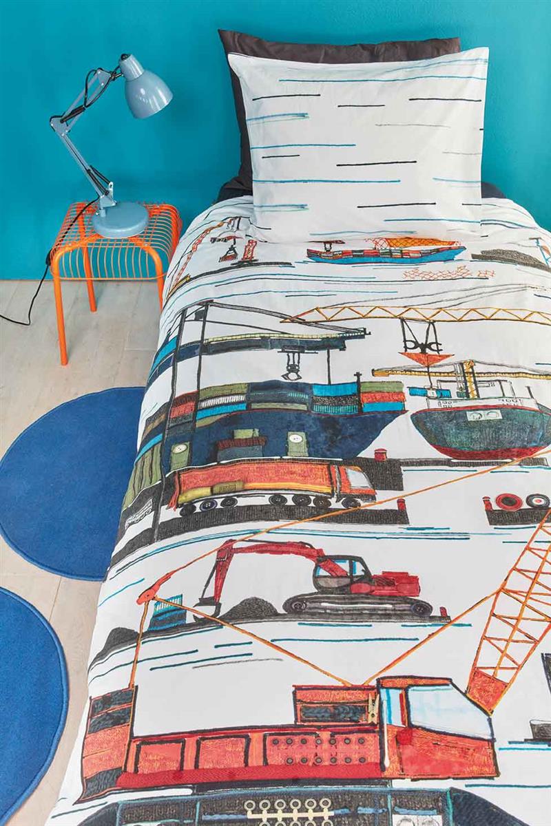 Ein Bett mit einem Kopfkissen und einer Bettdecke bezogen mit kuscheliger beddinghouse Bettwaesche aus 100 Prozent Baumwolle mit Illustrationen von Tieren in der Farbe Blau. Modell Hafen.