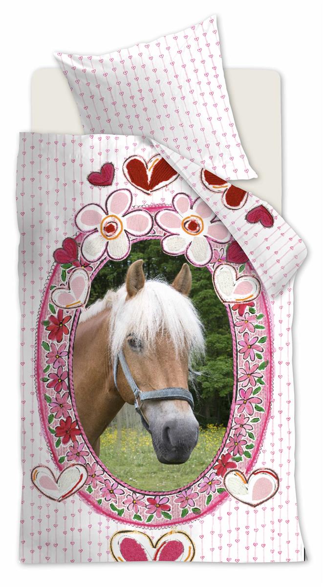 Ein Bett mit einem Kopfkissen und einer Bettdecke bezogen mit kuscheliger beddinghouse Bettwaesche aus 100 Prozent Baumwolle mit Illustrationen von Herzen und Pferden in der Farbe Weiss. Modell Horse Hearts.