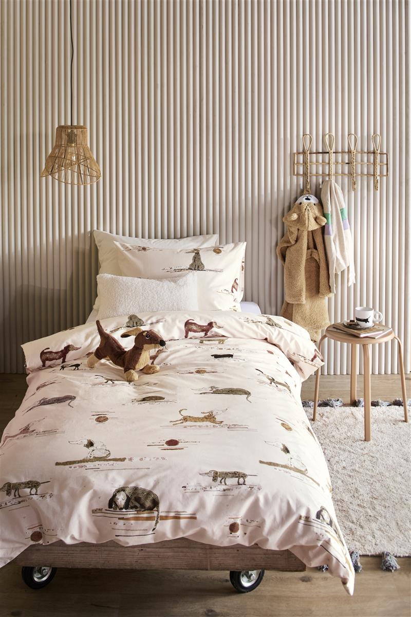 Mehrere Kopfkissen und eine Bettdecke bezogen mit kuscheliger beddinghouse Bettwaesche aus 100 Proznt Baumwolle mit Illustrationen von Hunden in der Farbe Rosa. Modell Hot Dogs.