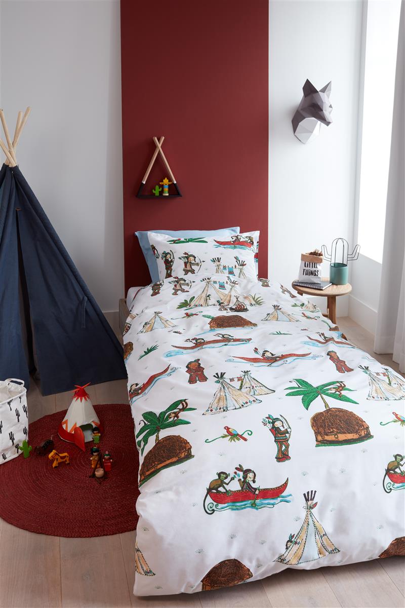 In einem Kinderzimmer steht ein Kinderbett mit einem Kopfkissen und einer Bettdecke bezogen mit kuscheliger beddinghouse Bettwaesche aus 100 Prozent Baumwolle mit Illustrationen von indigenen Zeichnungen in der Farbe Weiss. Modell Indigenous Dreams.