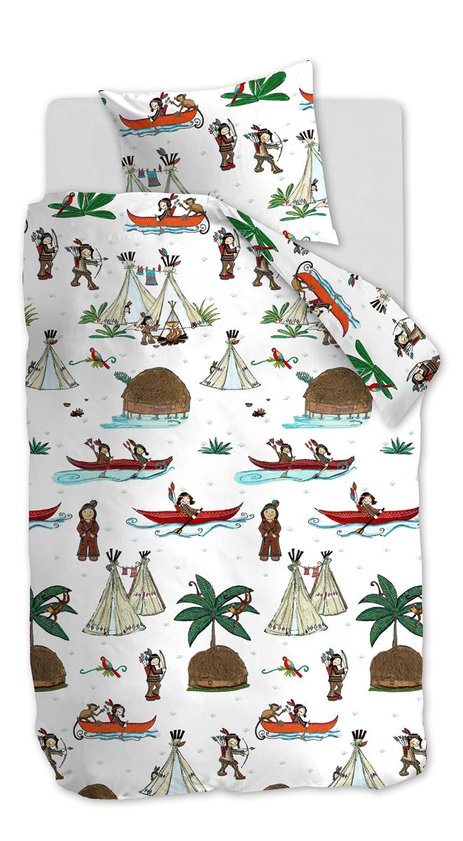 Ein Bett mit einem Kopfkissen und einer Bettdecke bezogen mit kuscheliger beddinghouse Bettwaesche aus 100 Prozent Baumwolle mit Illustrationen von indigenen Zeichnungen in der Farbe Weiss. Modell Indigenous Dreams.