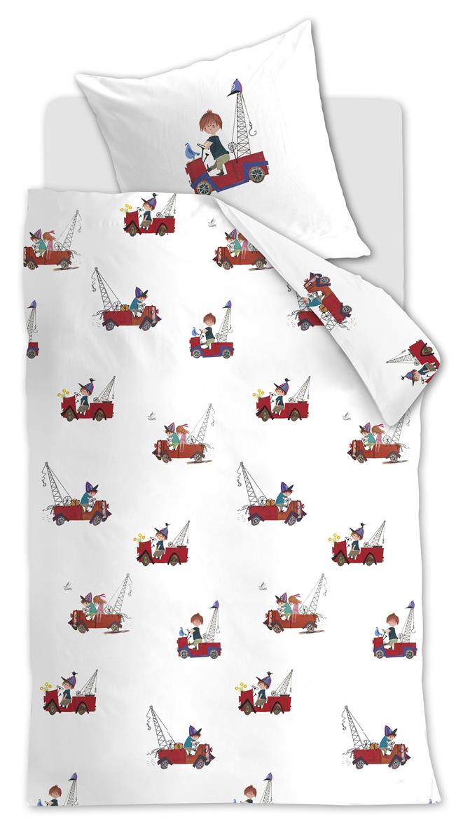 Ein Bett mit einem Kopfkissen und einer Bettdecke bezogen mit kuscheliger beddinghouse Bettwaesche aus 100 Prozent Baumwolle mit Illustrationen von Kranwagen in der Farbe Weiss. Modell Kranwagen Rot.