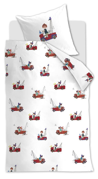 Ein Bett mit einem Kopfkissen und einer Bettdecke bezogen mit kuscheliger beddinghouse Bettwaesche aus 100 Prozent Baumwolle mit Illustrationen von Kranwagen in der Farbe Weiss. Modell Kranwagen Rot.