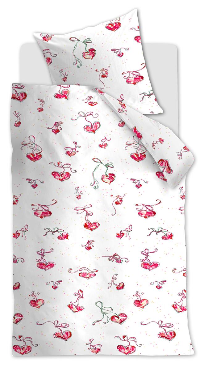 Ein Bett mit einem Kopfkissen und einer Bettdecke bezogen mit kuscheliger beddinghouse Bettwaesche aus 100 Prozent Baumwolle mit Illustrationen von Herzen und Schleifen in der Farbe Weiss. Modell Love.