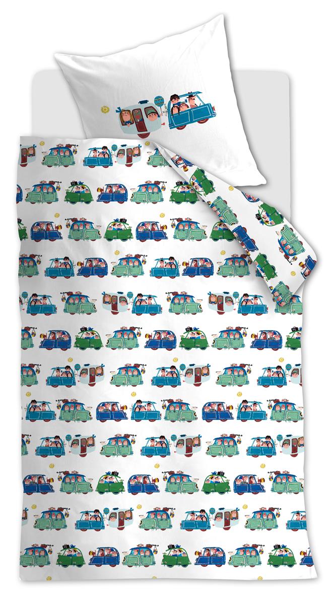 Ein Bett mit einem Kopfkissen und einer Bettdecke bezogen mit kuscheliger beddinghouse Bettwaesche aus 100 Prozent Baumwolle mit Illustrationen von Autos und Wohnwagen in der Farbe Weiss. Modell Vakantie.