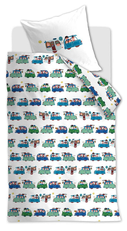 Ein Bett mit einem Kopfkissen und einer Bettdecke bezogen mit kuscheliger beddinghouse Bettwaesche aus 100 Prozent Baumwolle mit Illustrationen von Autos und Wohnwagen in der Farbe Weiss. Modell Vakantie.