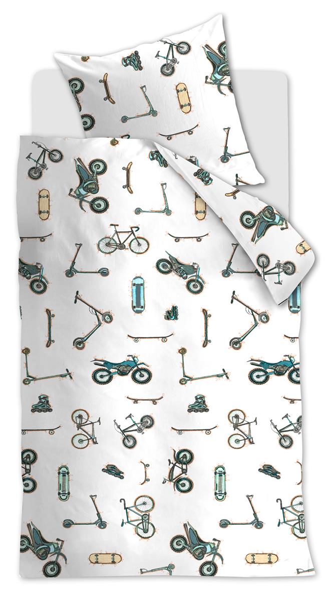 Ein Bett mit einem Kopfkissen und einer Bettdecke bezogen mit kuscheliger beddinghouse Bettwaesche aus 100 Prozent Baumwolle mit Illustrationen von Fortbewegungsmitteln mit Raedern in der Farbe Weiss. Modell Wheels.