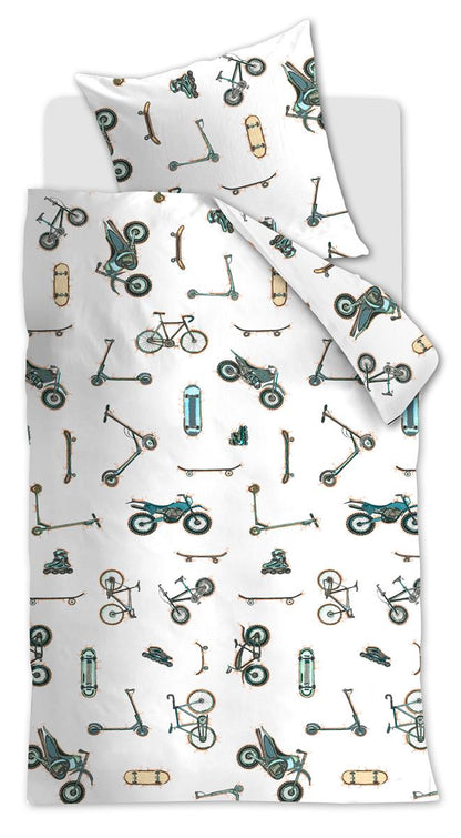 Ein Bett mit einem Kopfkissen und einer Bettdecke bezogen mit kuscheliger beddinghouse Bettwaesche aus 100 Prozent Baumwolle mit Illustrationen von Fortbewegungsmitteln mit Raedern in der Farbe Weiss. Modell Wheels.