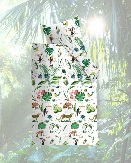 Ein Kopfkissen und einer Bettdecke bezogen mit kuscheliger Covers & Co Bettwaesche aus 100 Prozent Baumwolle mit Illustrationen vom Dschungel in der Farbe Weiss. Modell Jungle.