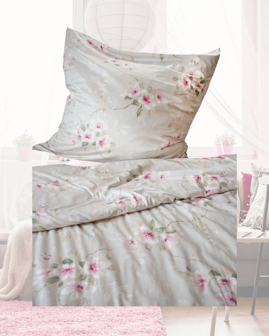 Detaildarstellung der Blueten auf Kopfkissen und Bettdecke der Mako-Interlock-Jersey Bettwaesche Modell Kirschblüte.