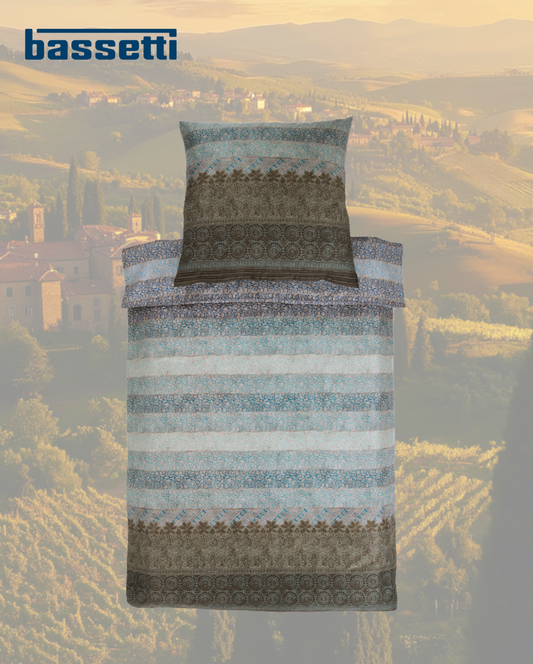 Ein Kopfkissen und eine Bettdecke bezogen mit eleganter Mako-Satin Bettwaesche von bassetti mit einem gruen-gestreiften Paisleymuster. Modell Appiani B3.