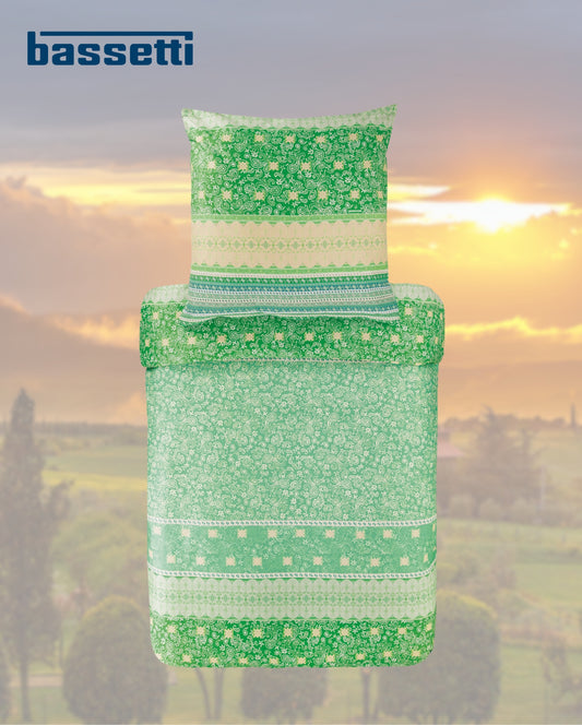 Ein Kopfkissen und eine Bettdecke bezogen mit eleganter Mako-Satin Bettwaesche von bassetti mit einem Paisleymuster in der Farbe Gruen. Modell Atrani V2.
